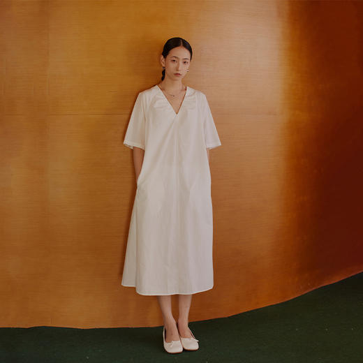 绽放575朵【黑白灰系列·大V】进口匹马棉纸感凉爽V领短袖连衣裙 商品图0