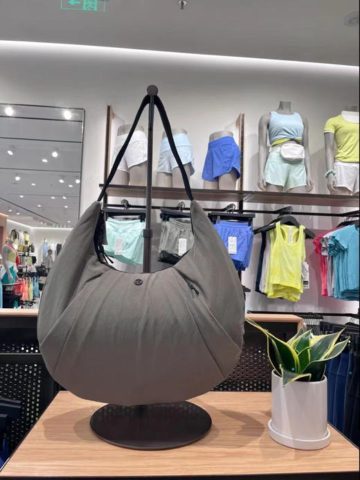 .L.山东本地订单 随便对比专柜 两色发售 不一样白送lulu露露 大容量健身瑜伽单肩腋下牛角包 商品图3