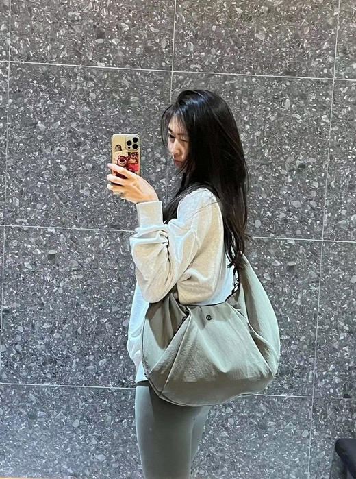 .L.山东本地订单 随便对比专柜 两色发售 不一样白送lulu露露 大容量健身瑜伽单肩腋下牛角包 商品图0