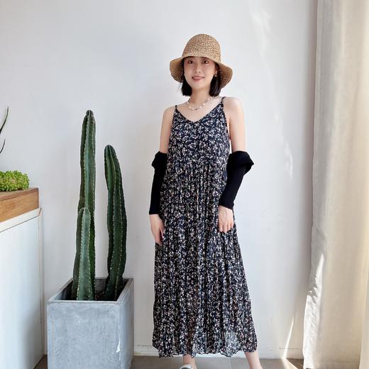 褶皱碎花V领吊带连衣裙女2023夏季宽松显瘦气质过膝长裙 商品图0