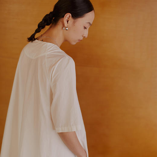 绽放575朵【黑白灰系列·大V】进口匹马棉纸感凉爽V领短袖连衣裙 商品图1