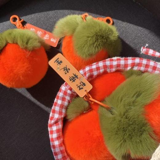 【真獭兔毛挂件“好柿发生”】对比很多版本选出来的，品质很好！  纯手工皮草制作 少女心爆棚！🌷 同样的质量要💰100＋而我们只要💰29包邮 今年秋冬暖心的伴手礼来啰~ 商品图3