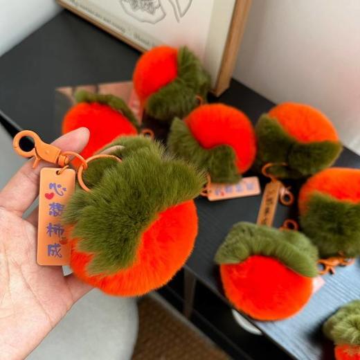 【真獭兔毛挂件“好柿发生”】对比很多版本选出来的，品质很好！  纯手工皮草制作 少女心爆棚！🌷 同样的质量要💰100＋而我们只要💰29包邮 今年秋冬暖心的伴手礼来啰~ 商品图4