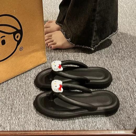 【多色可选！hellokitty猫人字拖】夏日必备，轻盈舒适的hellokitty猫人字拖。在沙滩上漫步时，你的脚步总是注意不到脚底下。从早晨沙滩散步到午后水上乐园，设计轻巧，让您感到无负担。 商品图9