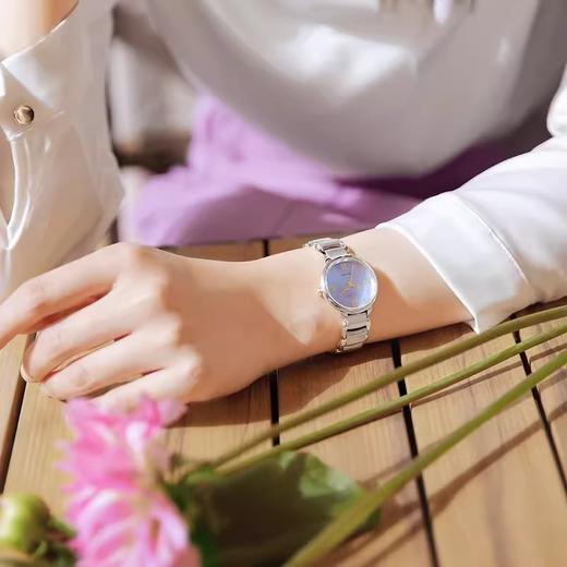 西铁城/CITIZEN光动能花语风吟贝母表盘时尚钢带女士手表EM0928-84D 商品图4