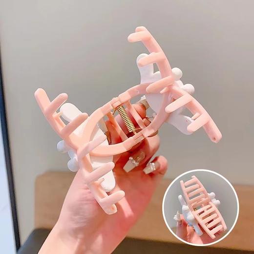 【9.9包邮！买一送一】三丽鸥儿童抓夹发卡，可爱卡通鲨鱼造型，让小女孩变身萌宠！适用于各种盘发造型，轻松搭配！ 商品图3