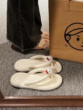 【多色可选！hellokitty猫人字拖】夏日必备，轻盈舒适的hellokitty猫人字拖。在沙滩上漫步时，你的脚步总是注意不到脚底下。从早晨沙滩散步到午后水上乐园，设计轻巧，让您感到无负担。