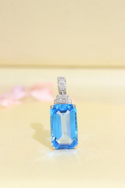 D487016 18K托帕石吊坠 高级感拉满，简约不简单的款式，简单的同时 细节多多，非常耐看！18k白镶嵌钻石💎主石：12ct 特价：2180/件 商品图1