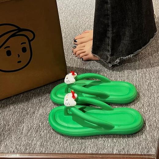 【多色可选！hellokitty猫人字拖】夏日必备，轻盈舒适的hellokitty猫人字拖。在沙滩上漫步时，你的脚步总是注意不到脚底下。从早晨沙滩散步到午后水上乐园，设计轻巧，让您感到无负担。 商品图8