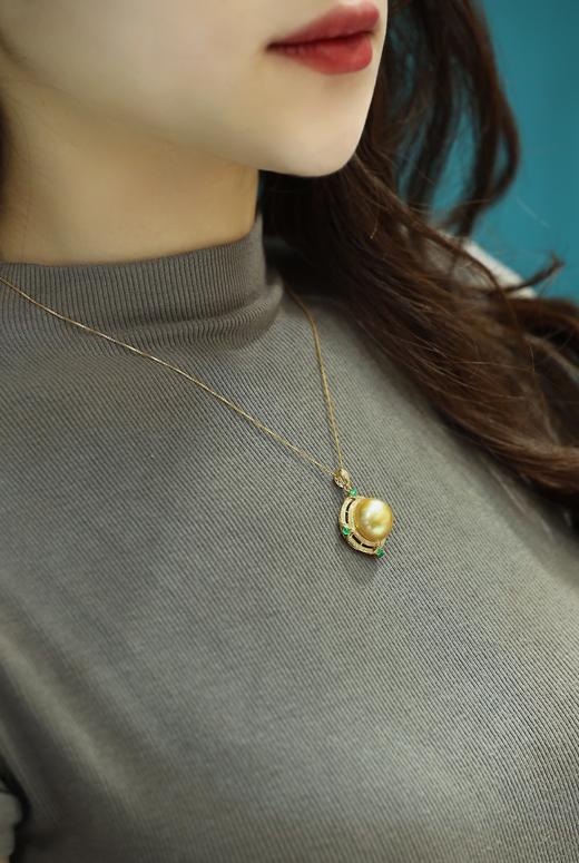 487011 18K南洋金珠吊坠 简洁大气的款式，14-15mm的尺寸，厚面包珠珠镶嵌，正面正圆强光浓金极微瑕，珠光颜色都超级美的，18k金镶嵌天然钻石💎搭配糖塔祖母绿， 超值价💰5780/一个 商品图5