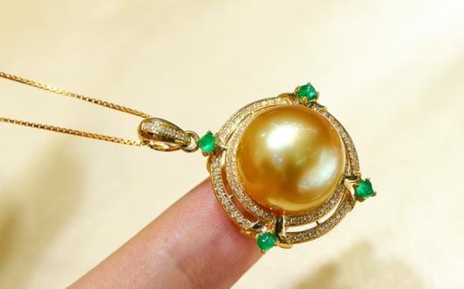 487011 18K南洋金珠吊坠 简洁大气的款式，14-15mm的尺寸，厚面包珠珠镶嵌，正面正圆强光浓金极微瑕，珠光颜色都超级美的，18k金镶嵌天然钻石💎搭配糖塔祖母绿， 超值价💰5780/一个 商品图0