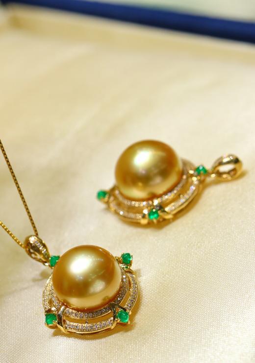 487011 18K南洋金珠吊坠 简洁大气的款式，14-15mm的尺寸，厚面包珠珠镶嵌，正面正圆强光浓金极微瑕，珠光颜色都超级美的，18k金镶嵌天然钻石💎搭配糖塔祖母绿， 超值价💰5780/一个 商品图4