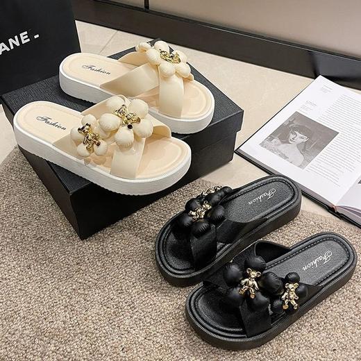 时尚韩版凉拖鞋，女人必备夏季单品！清爽外穿，舒适家居两相宜，防滑设计让你无惧滑倒，一字型设计更显脚型修长。 商品图5