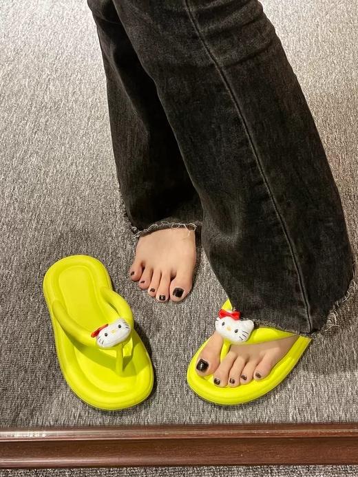【多色可选！hellokitty猫人字拖】夏日必备，轻盈舒适的hellokitty猫人字拖。在沙滩上漫步时，你的脚步总是注意不到脚底下。从早晨沙滩散步到午后水上乐园，设计轻巧，让您感到无负担。 商品图2