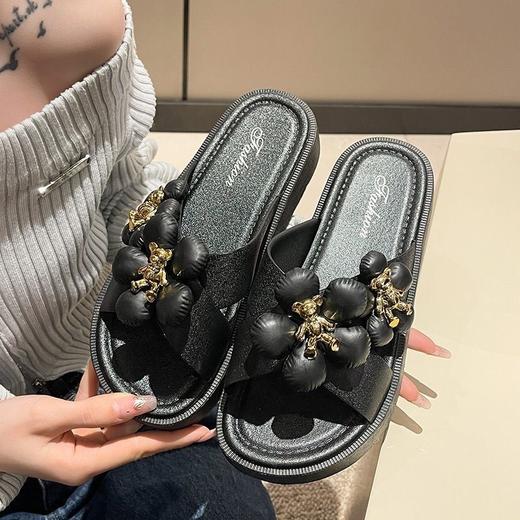 时尚韩版凉拖鞋，女人必备夏季单品！清爽外穿，舒适家居两相宜，防滑设计让你无惧滑倒，一字型设计更显脚型修长。 商品图3