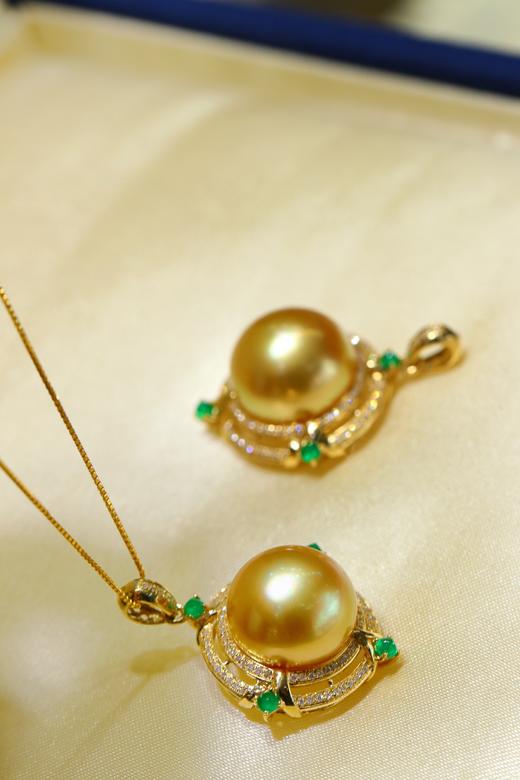 487011 18K南洋金珠吊坠 简洁大气的款式，14-15mm的尺寸，厚面包珠珠镶嵌，正面正圆强光浓金极微瑕，珠光颜色都超级美的，18k金镶嵌天然钻石💎搭配糖塔祖母绿， 超值价💰5780/一个 商品图2