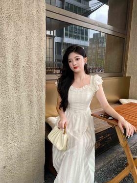 周末探店时刻穿它最合适，拍照超出片~