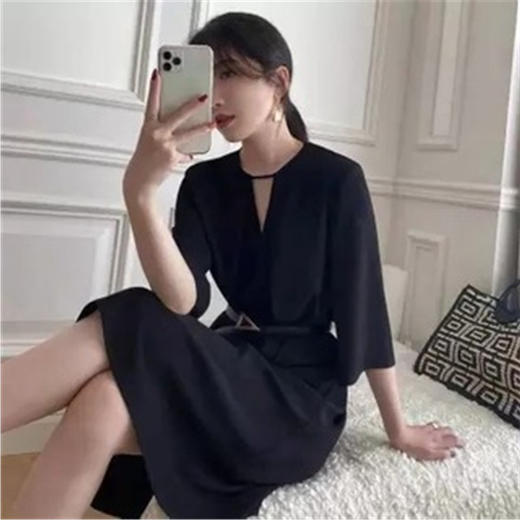 「气质小黑裙」2023夏季小黑裙 新款法式复古休闲赫本风收腰气质优雅v领连衣裙女下装 商品图1