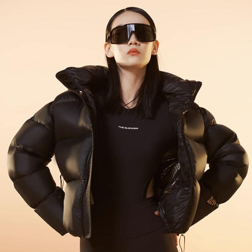 【反季限定1980-1711 售完即止】2023新款黑金鹅绒羽绒服，时尚加厚设计，保暖舒适。短款反季外套，百搭易搭配。让你在冬季中时尚出行，尽显个性风采。 商品图2