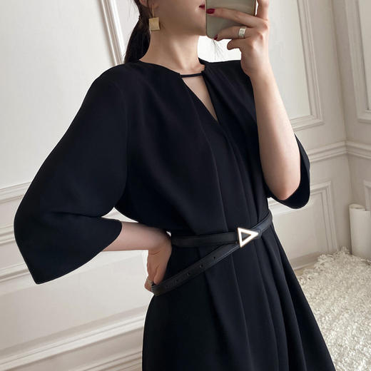「气质小黑裙」2023夏季小黑裙 新款法式复古休闲赫本风收腰气质优雅v领连衣裙女下装 商品图3