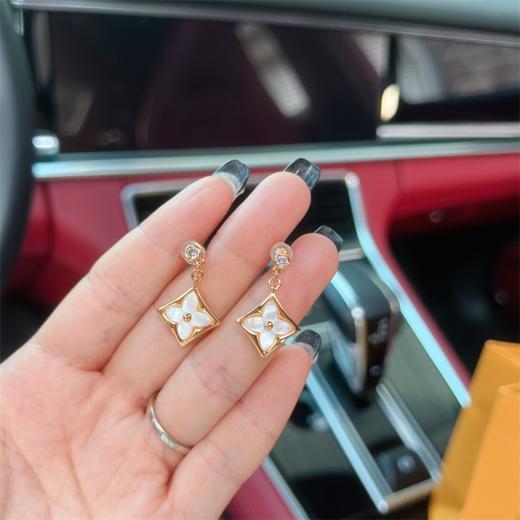 A866L家刘亦菲同款白贝母耳钉 商品图0