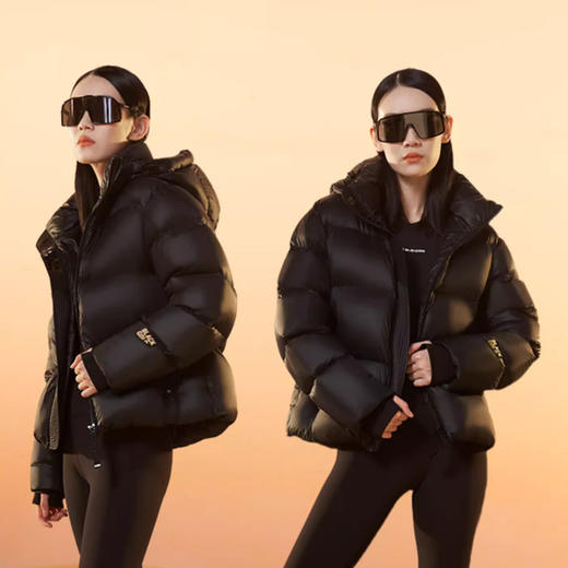 【反季限定1980-1711 售完即止】2023新款黑金鹅绒羽绒服，时尚加厚设计，保暖舒适。短款反季外套，百搭易搭配。让你在冬季中时尚出行，尽显个性风采。 商品图1