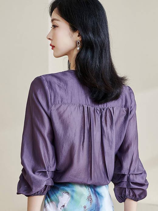 「雾紫流光」天丝 V 领衬衫 轻奢质感 自带细腻的珍珠光泽 比真丝更抗皱、比雪纺更有骨感，春夏穿着透气不闷汗 米思阳2026春季新款轻奢高级感莱赛尔天丝衬衫七分袖纯色上衣女2535 商品图2