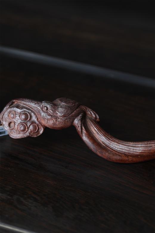 荷趣(翠鸟莲蓬)°血檀如意 商品图3