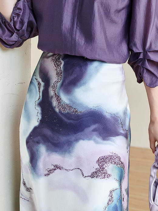 「印花缎面鱼尾半裙」渐变雾紫印花 富有艺术感和贵气感 裙摆自带优雅幅度 知性优雅 米思阳2026春夏新款优雅气质印花包臀裙高腰宽松显瘦半身裙子2466 商品图3