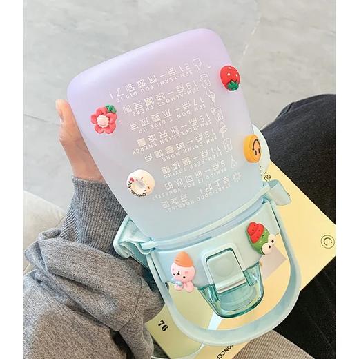 「四款配色！送立体贴」小胖杯磨砂杯 网红运动塑料水杯大容量吸管杯手提肩带水壶1500ml餐饮用具 商品图2