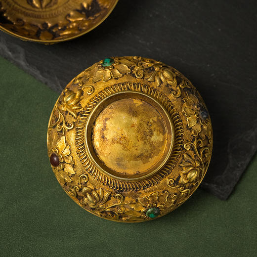 清 铜鎏金嵌宝石宝相花卉纹圆形香盒 商品图3