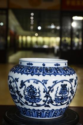 仿明宣德青花缠枝莲八宝吉祥纹罐