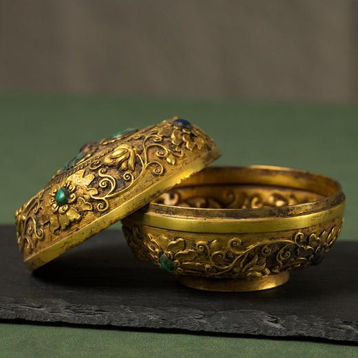 清 铜鎏金嵌宝石宝相花卉纹圆形香盒 商品图1