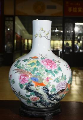 仿清乾隆粉彩锦鸡花卉纹天球瓶