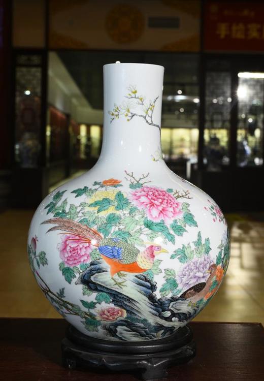 仿清乾隆粉彩锦鸡花卉纹天球瓶 商品图0