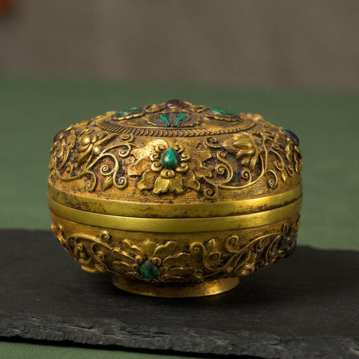 清 铜鎏金嵌宝石宝相花卉纹圆形香盒 商品图4