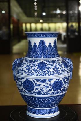 仿清乾隆青花缠枝莲纹壶形兽耳尊