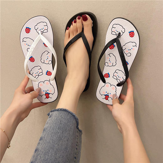 夏日必备，时尚轻便的女夏人字拖鞋，适合沙滩度假和日常穿着。简约设计，夹脚凉拖，让你时尚自在。 商品图1