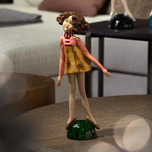 稀奇艺术玻璃钢雕塑向京携手zw《致青春我能飞》人物桌面摆件 商品图1