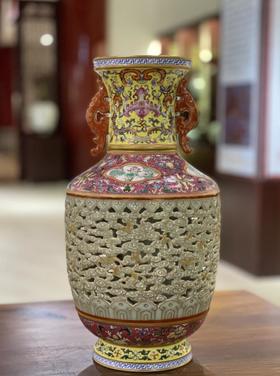 仿清乾隆粉彩扒花云蝠纹镂空转心瓶