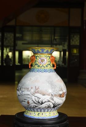 仿清乾隆粉彩雪景纹转心瓶