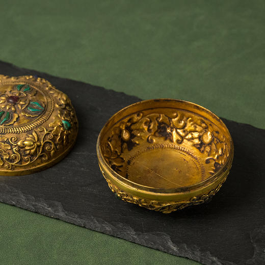 清 铜鎏金嵌宝石宝相花卉纹圆形香盒 商品图2