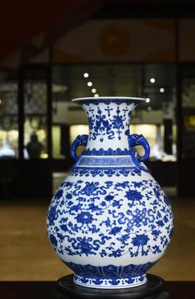 仿清乾隆青花缠枝八宝双耳玉壶春瓶