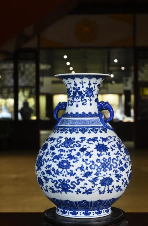 仿清乾隆青花缠枝八宝双耳玉壶春瓶 商品图0