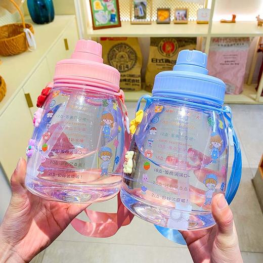 「四款可选！送贴纸」大容量儿童水杯女生颜值ins风大容量塑料吸管随手大肚杯餐饮用具 商品图2