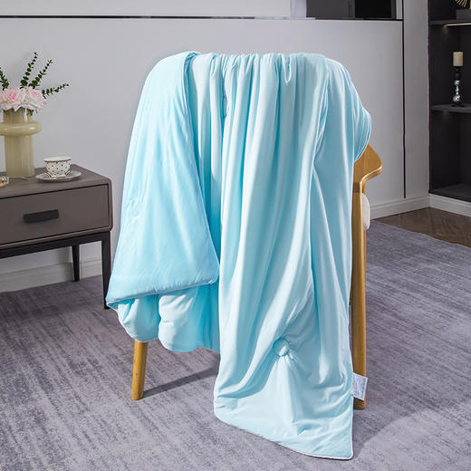 【自带凉感！A类母婴级夏被】日本科技A类凉感丝冰淇淋夏凉被，母婴级标准，放心睡。甄选凉感丝面料，凉爽透气贴合皮肤，吸湿透气，感受夏日清凉！-QQ 商品图3