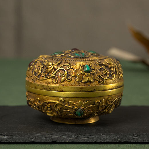 清 铜鎏金嵌宝石宝相花卉纹圆形香盒 商品图0