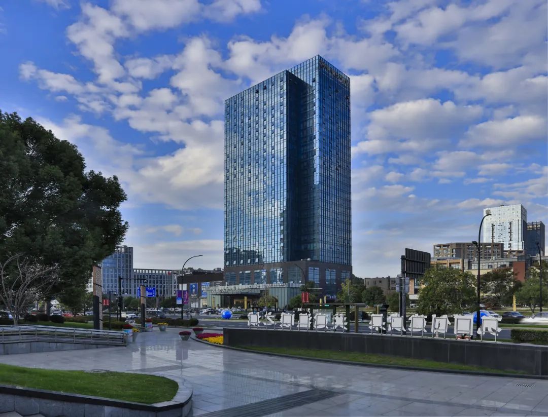 ★错峰大促★￥899起/3间夜，桐庐商业CBD【桐庐世贸君亭酒店】享高级房+自助早餐，交通便捷，热门景点围绕，另有2间夜含中式套餐/君亭家庭房套餐可选！有效期至2025年12月29日