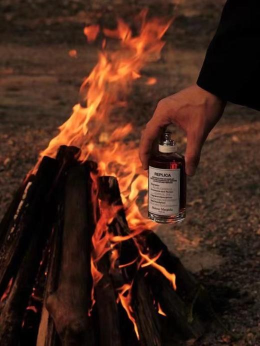 温暖壁炉100ml 男生女生都爱的温暖木质香  沉稳木质调透露出得烟熏感 还伴有栗子的香甜 强烈的场景油然而生 好像在漫天飞雪的冬天 坐在壁炉旁烤栗子 香甜温暖又安心可靠的感觉 商品图2