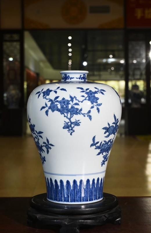 仿清乾隆青花缠枝花果纹梅瓶 商品图0
